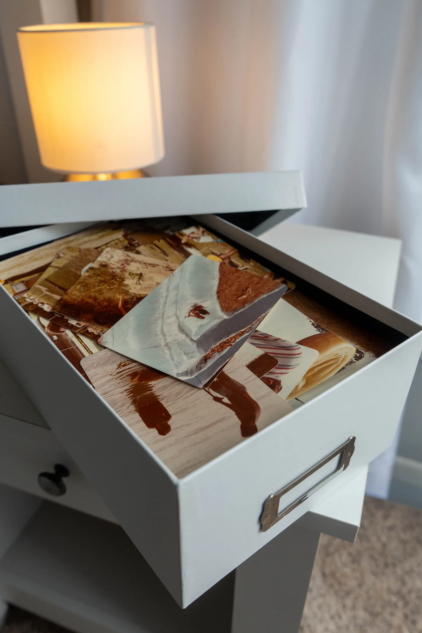 Caja abierta con fotografías impresas y recuerdos guardados